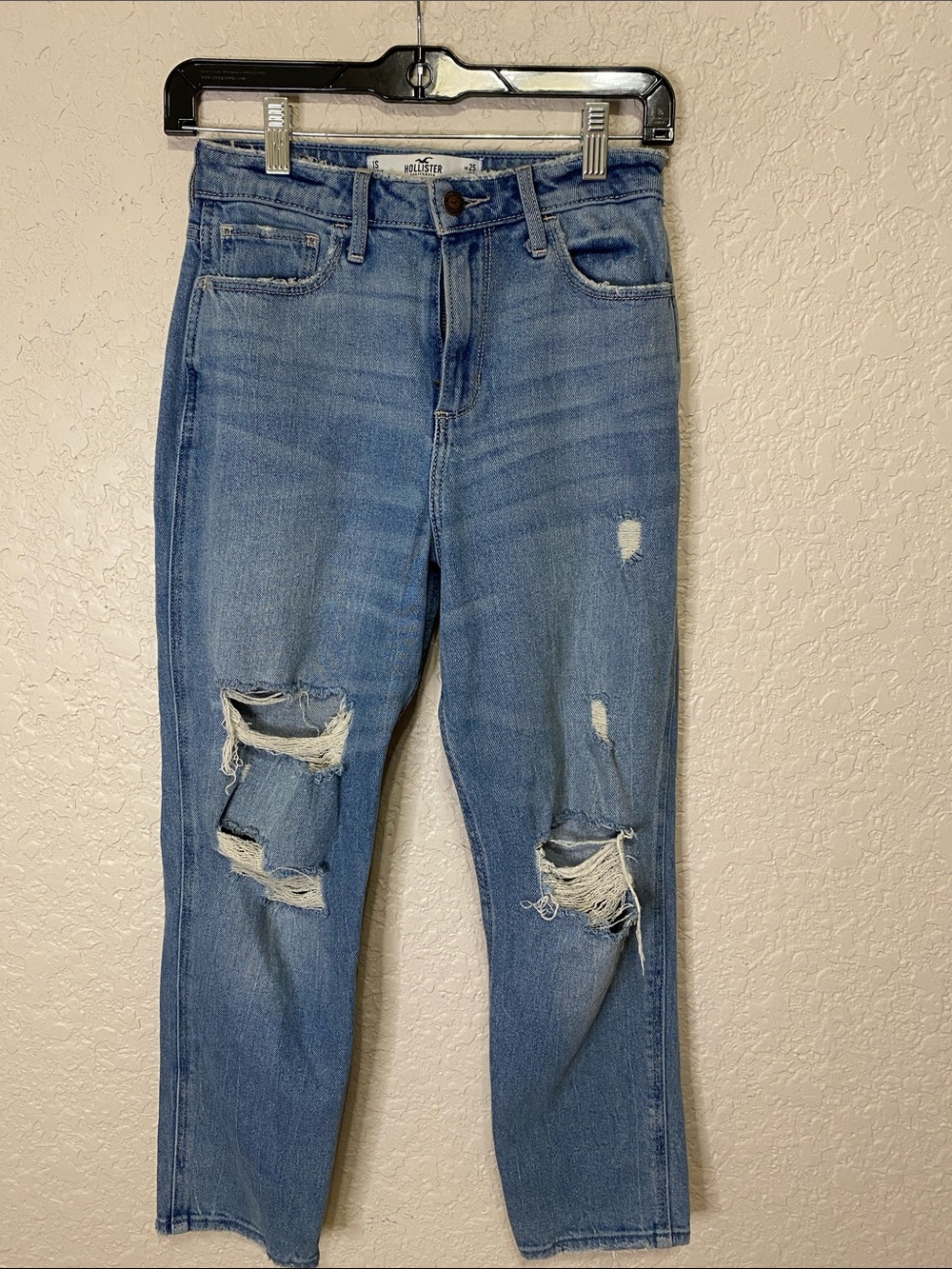 Hollister Curvy High Rise Mom Jean Distressed 1S w 25” l 25” vintage stretch